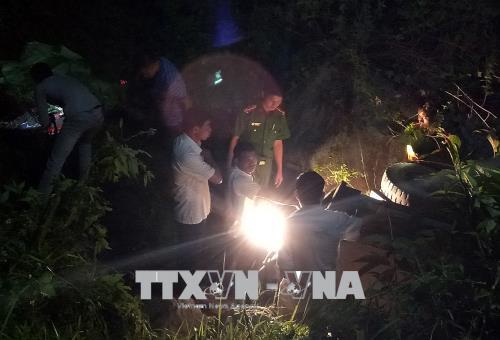 Cảnh sát hình sự Công an Lai Châu có mặt trong đêm tiến hành khám nghiệm hiện trường vụ tai nạn. Ảnh: TTXVN phát