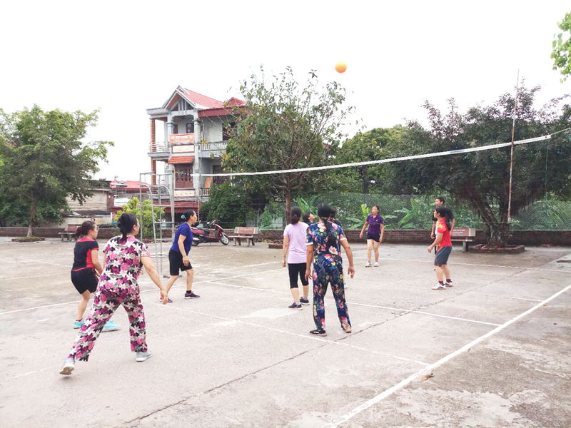 Người dân khu 6, phường Thanh Sơn, TP Uông Bí chơi bóng chuyền hơi ở sân nhà văn hóa khu.