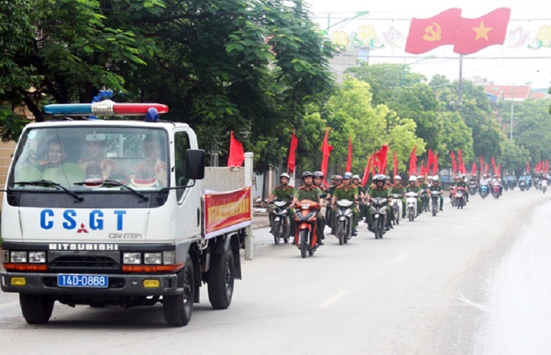 Công an phường Cộng Hòa cùng Công an TX Quảng Yên xuống đường tuyên truyền về phòng chống tội phạm. 