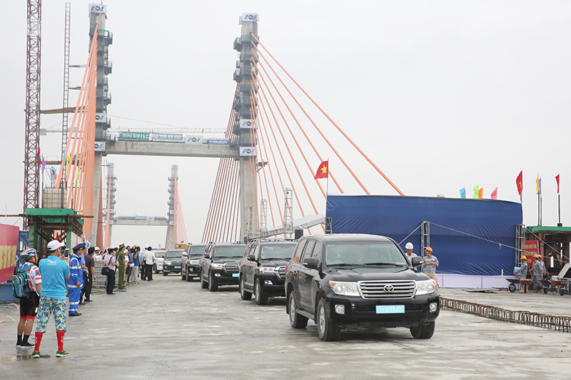 Đoàn xe đại biểu dự lễ hợp long chính thức thông xe cầu Bạch Đằng, ngày 28/4/2018.