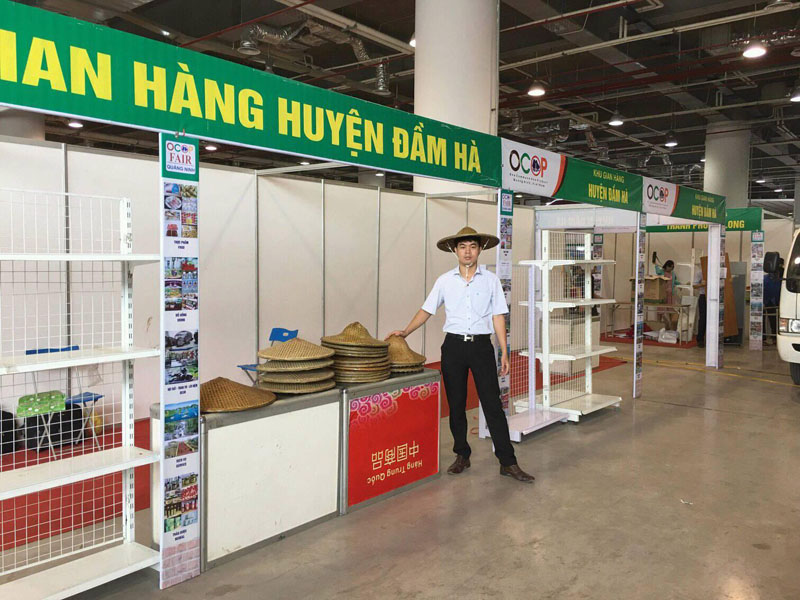 Nón lá Quảng An được bày bán tại Hội chợ OCOP Hạ Long-Quảng Ninh 2018.