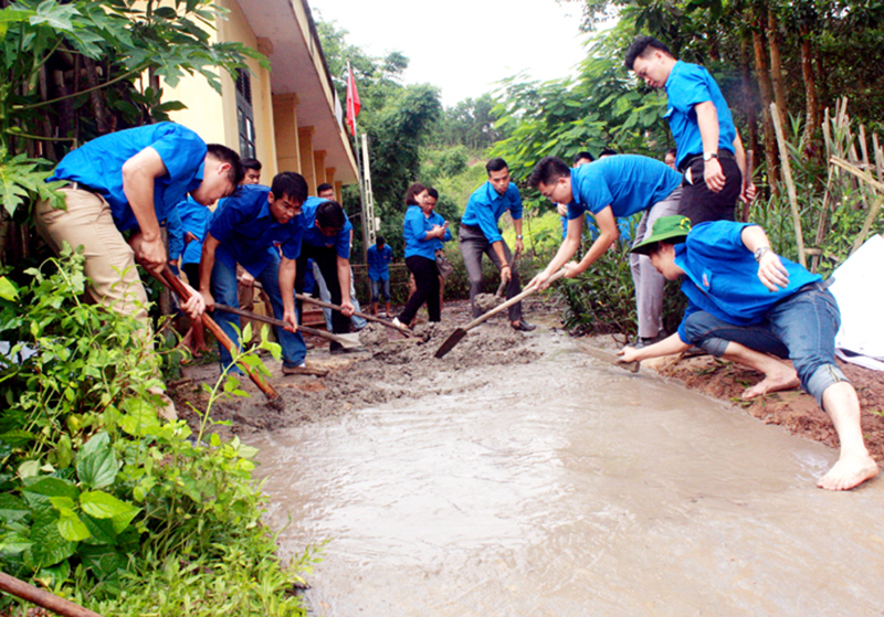 Đoàn viên thanh niên chung sức xây dựng đường vào điểm trường Khe Lẻn, xã Đồng Sơn