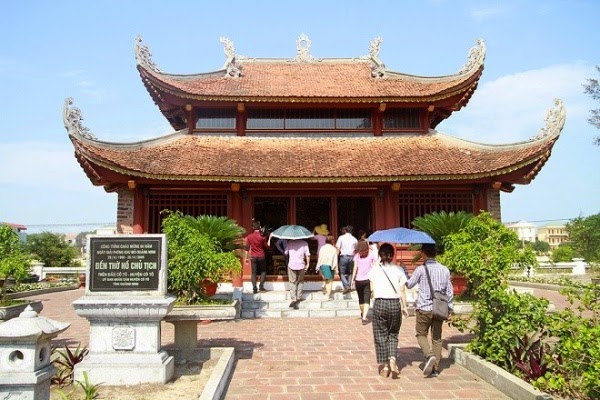 Bất cứ ai khi đặt chân tới Cô Tô, đều không quên tới Đền thờ Hồ Chí Minh đặt hoa, dâng hương, tưởng nhớ công ơn Người...