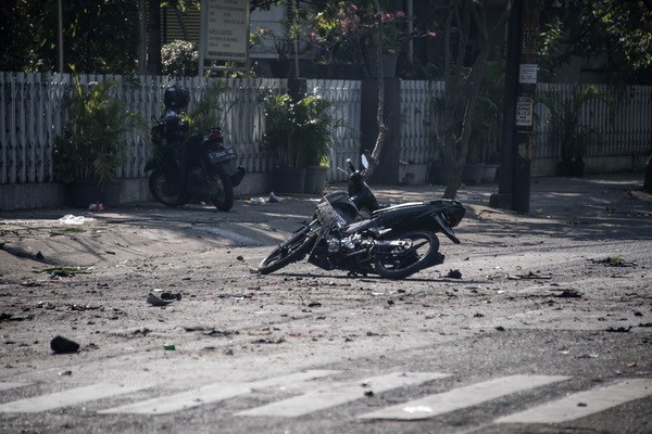 Chiếc xe bị phá hủy trong vụ đánh bom tại một nhà thờ ở Surabaya. (Nguồn: AFP/TTXVN)