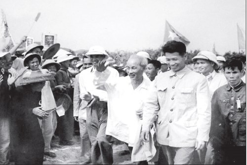 Bác Hồ thăm đảo Cô Tô ngày 9-5-1961. Ảnh tư liệu 