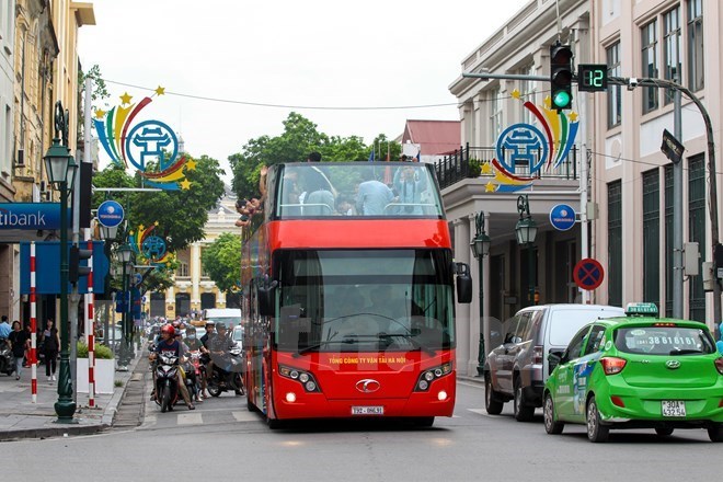 Chiếc xe buýt hai tầng với màu đỏ nổi bật sẽ là điểm nhấn cho Hà Nội khi các du khách ghé thăm. (Ảnh: Minh Sơn/Vietnam+)