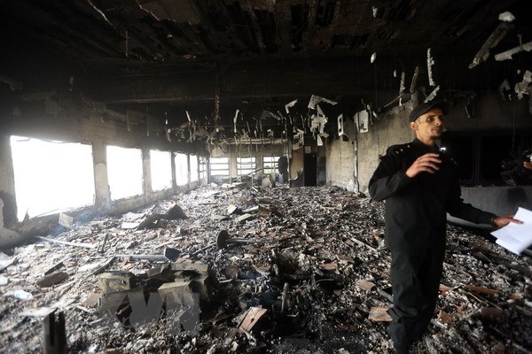 Hiện trường đổ nát sau một vụ tấn công ở Libya. (Nguồn: THX/TTXVN)