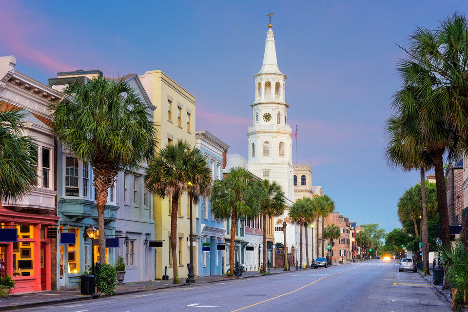 Charleston, South Carolina, là một trong những điểm đến được gắn thẻ nhiều nhất trên Instagram. Thành phố này giúp du khách tiếp cận nghệ thuật gần nhất. Họ có thể ngắm các nghệ sĩ sáng tác ngay trên đường phố, trong trường học hay tại trung tâm triển lãm.