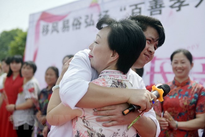 Người con ôm mẹ để bày tỏ tình cảm và lòng biết ơn đối với công lao sinh thành và dưỡng dục tại lễ kỷ niệm Ngày của Mẹ ở tỉnh Giang Tây, Trung Quốc, ngày 13/5. (Nguồn: THX/TTXVN)