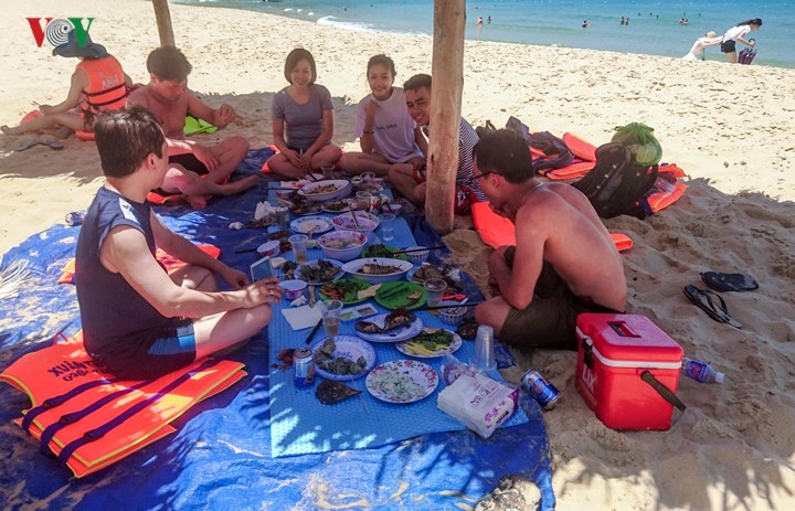   Hoặc thưởng thức một bữa ăn ngay trên bãi cát với những đặc sản của Quy Nhơn: ốc nướng mọi, mực hấp, cá, cầu gai, bánh hỏi,…