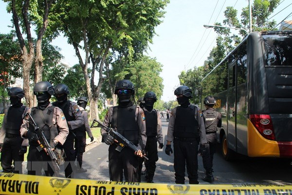 Lực lượng chống khủng bố phong tỏa hiện trường loạt vụ đánh bom nhà thờ ở Surabaya. (Nguồn: THX/TTXVN)