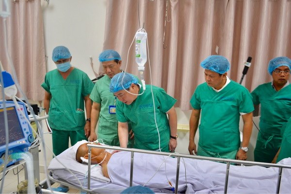Chủ tịch Ủy ban nhân dân Thành phố Hồ Chí Minh Nguyễn Thành Phong thăm ’’hiệp sỹ’’ Trần Văn Hoàng tại Bệnh viện Nhân dân 115. (Ảnh: Đinh Hằng/TTXVN)