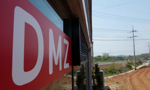 Một công ty môi giới bất động sản ở Munsan, Hàn Quốc ngày 10/5 đặt tấm biển quảng cáo đất tại Khu Phi quân sự (DMZ). Ảnh: Reuters.