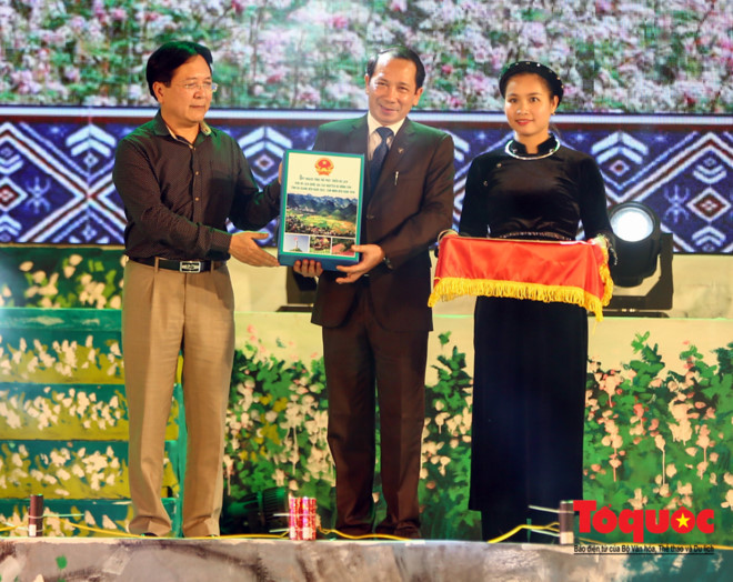 Thừa uỷ quyền của Thủ tướng Chính phủ, Thứ trưởng Bộ VHTTDL Vương Duy Biên trao quyết định Quy hoạch tổng thể phát triển du lịch Khu du lịch quốc gia Cao nguyên đá Đồng Văn tỉnh Hà Giang đến năm 2025, tầm nhìn đến năm 2030.