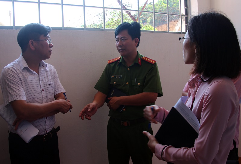 Đoàn khảo sát của Ban Pháp chế HĐND tỉnh kiểm tra thực tế tại Nhà tạm giữ Công an huyện Vân Đồn.