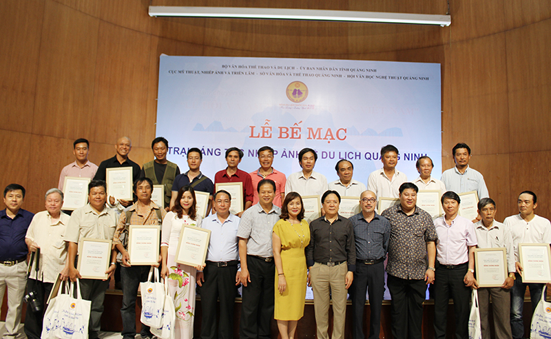 Các trại viên đón nhận chứng nhận tham gia trại sáng tác và quà lưu niệm của tỉnh Quảng Ninh.