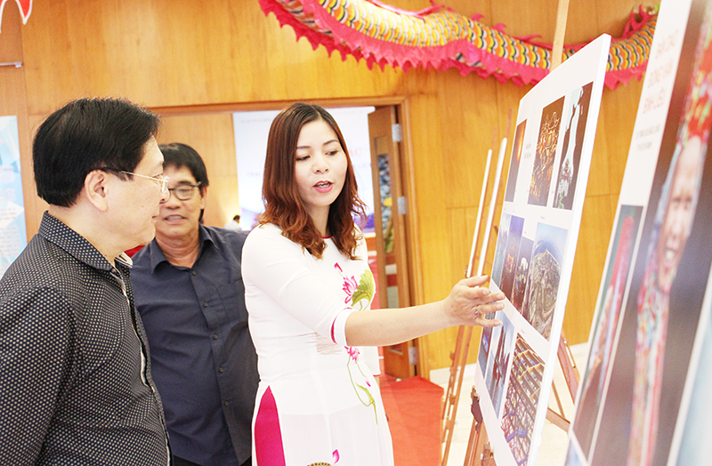 Thứ trưởng Vương Duy Biên cùng các đại biểu xem một số tác phẩm được trưng bày báo cáo sau trại sáng tác.