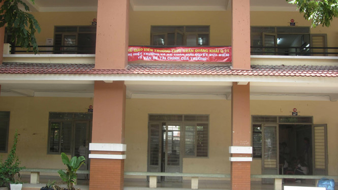 Giáo viên treo băng rôn phản ứng bức xúc tại Trường THPT Trần Quang Khải. Ảnh: Nga Nguyễn