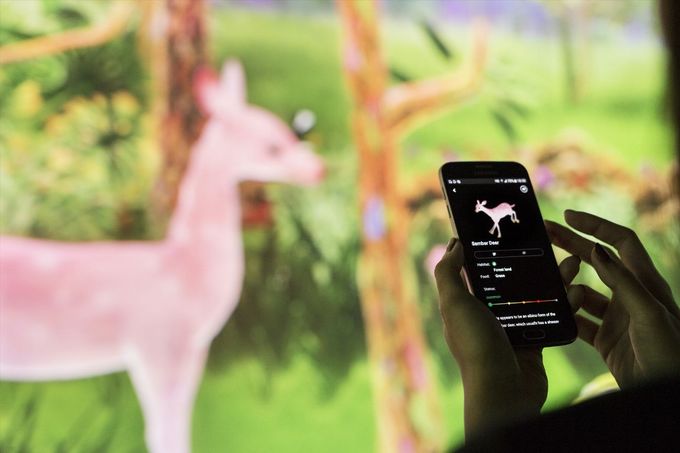 Ở tầng 2, du khách có thể tìm kiếm thông tin về từng loài động vật thông qua ứng dụng Story of the Forest trên smartphone.