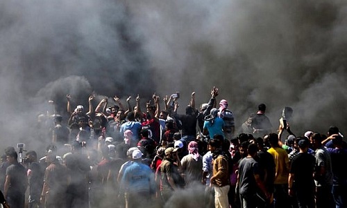 Người Palestine biểu tình tại biên giới dải Gaza với Israel ngày 14/5. Ảnh: Reuters.