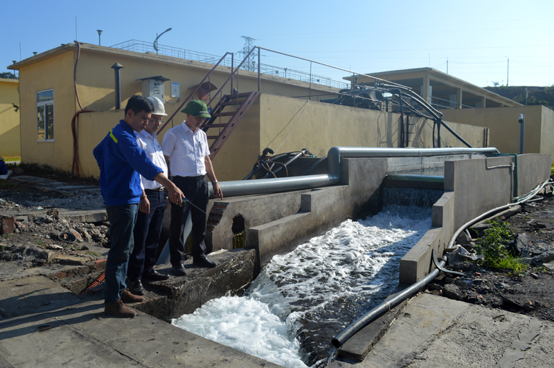 Cán bộ Công ty CP than Hà Lầm kiểm tra chất lượng, lưu lượng nước thải tại kênh hở của trạm xử lý nước thải, trước khi cho xả ra môi trường.