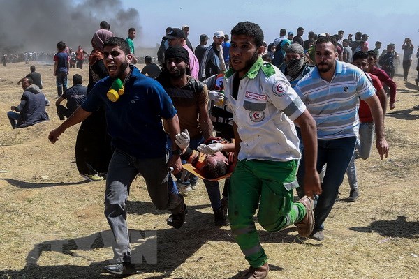 Chuyển người biểu tình Palestine bị thương sau các cuộc đụng độ với binh sỹ Israel tại khu vực biên giới Dải Gaza với Israel. (Nguồn: THX/TTXVN)