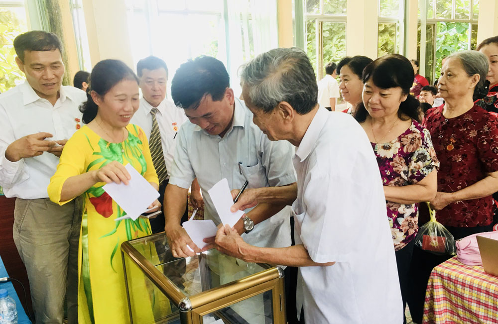 Các đảng viên khu phố 7A, phường Hồng Hải, TP Hạ Long bỏ phiếu bầu Bí thư Chi bộ nhiệm kỳ 2017-2020