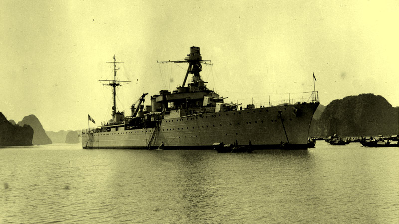 Tàu tuần dương hạng nhẹ La Motte-Picquet của Pháp neo đậu trên Vịnh Hạ Long năm 1938. Ảnh: 