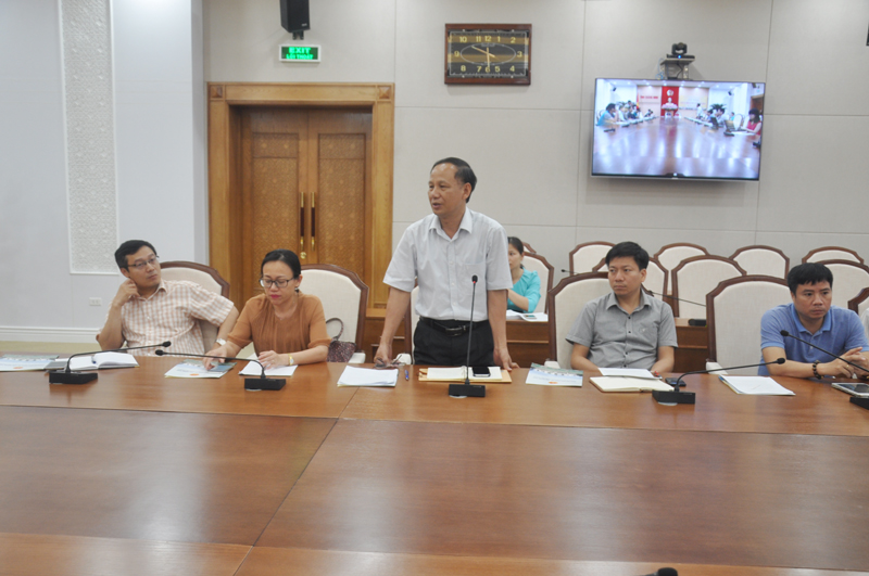 Đồng chí Nguyễn Văn Trường, Phó Tổng Biên tập Báo Quảng Ninh phát biểu tại hội nghị