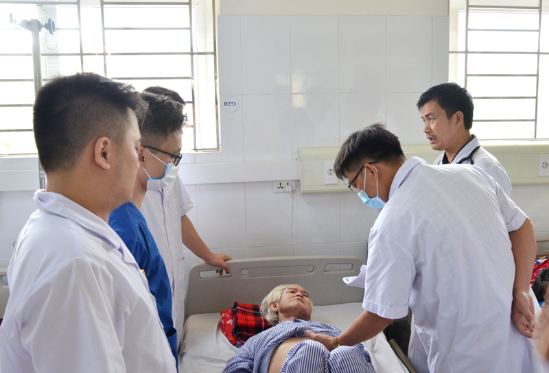 Các bác sĩ của Bệnh viện Bãi Cháy và Trung tâm Y tế TX Đông Triều hội chẩn một ca bệnh