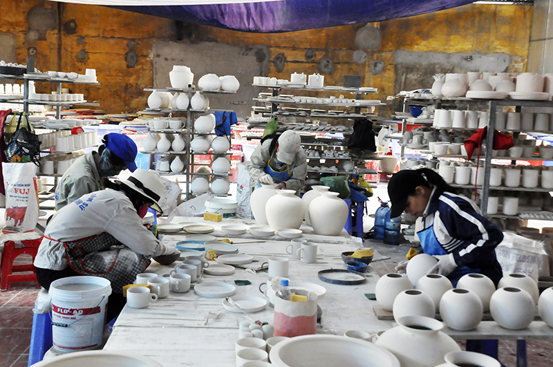 Công nhân Công ty TNHH Gốm sứ Quang Vinh, khu Vĩnh Quang, phường Mạo Khê, TX Đông Triều, chế tác các sản phẩm gốm sứ