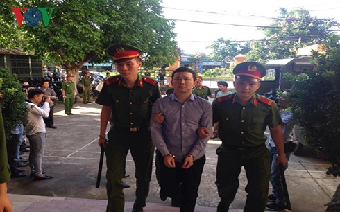 Bị cáo Trần Văn Sơn được dẫn giải tới tòa sáng nay.