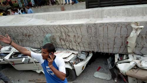 Cây cầu vượt đang trong quá trình thi công bị đổ sập tại bang Uttar Pradesh, miền Bắc Ấn Độ. Ảnh: hindustantimes.com