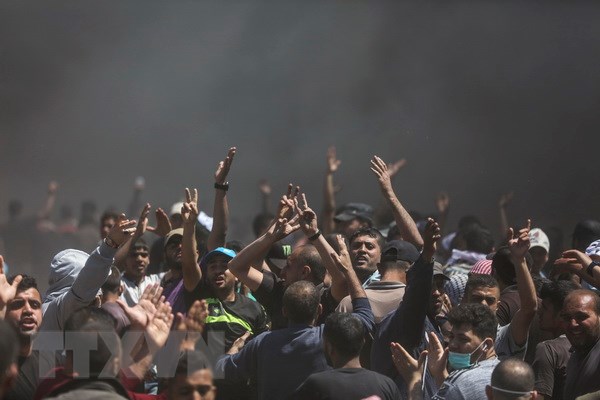 Xung đột giữa người biểu tình Palestines và binh sỹIsrael tại khu vực biên giới dải Gaza và Israel ngày 14/5. (Nguồn: THX/TTXVN)