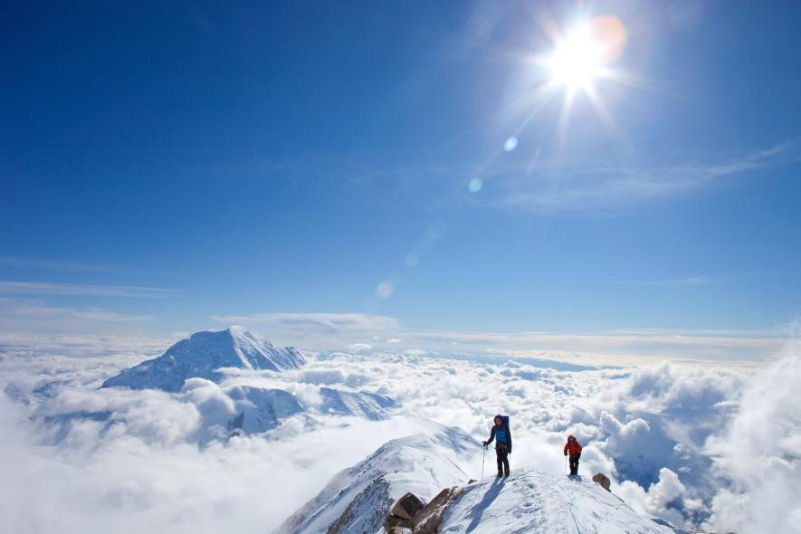 Chặng đường leo núi cao khắc nghiệt nhất thế giới - Denali, Alaska: Trong khi Everest được biết đến là đỉnh núi cao nhất thế giới, con đường đến đây lại không dốc và khắc nghiệt. Muốn trải nghiệm điều ấy, bạn phải đến đỉnh Denali của Alaska. Trên chặng đường này, những người yêu mạo hiểm sẽ phải trải qua điều kiện sống ở Bắc Cực, trải nghiệm du lịch sông băng cùng nhiệt độ xuống đến gần âm 40 độ C. Gió ở đây có tốc độ lên tới 160 km/h.