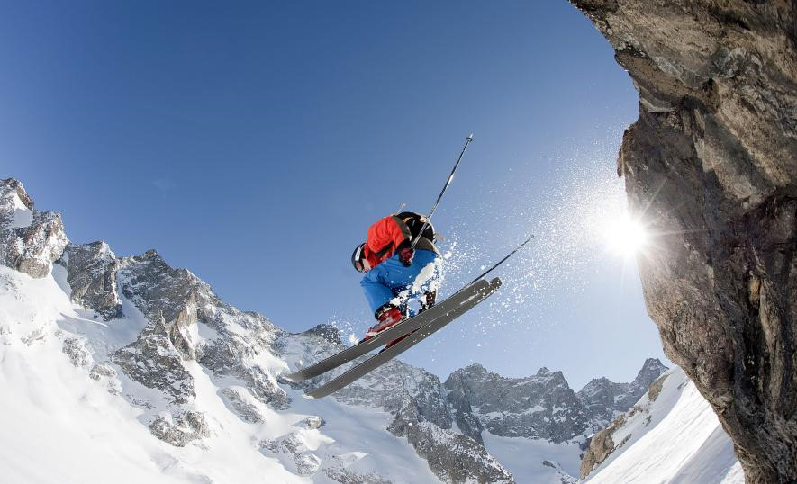 Nơi trượt tuyết thử thách nhất thế giới - La Grave, Pháp: Đến với La Grave, du khách phải bắt một chuyến cáp treo cao 10.500 feet trước khi đến với đường trượt tuyết đầy mạo hiểm với hang động và những vách núi tuyết xung quanh. Đây không phải khu nghỉ mát thông thường mà chỉ dành cho những du khách thích mạo hiểm có kinh nghiệm.