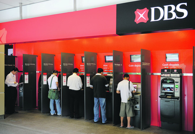 Hầu hết ngân hàng tại các nước trong khu vực Đông Nam Á đều miễn phí rút tiền tại ATM nội mạng. Ảnh: SG Stuff.