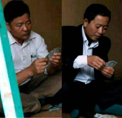 Hình ảnh ông Vũ Trọng Hải, Bí thư Đảng ủy, Chủ tịch HĐND và ông Trần Văn Phiệt, PCT UBND xã Minh Châu đang đánh bạc. (Ảnh cắt từ clip)