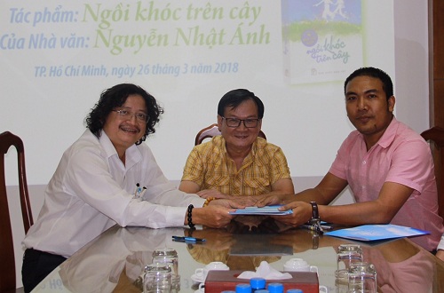  Từ trái sang: Giám đốc NXB Trẻ Nguyễn Minh Nhựt, nhà văn Nguyễn Nhật Ánh, nhà sản xuất Chung Minh.