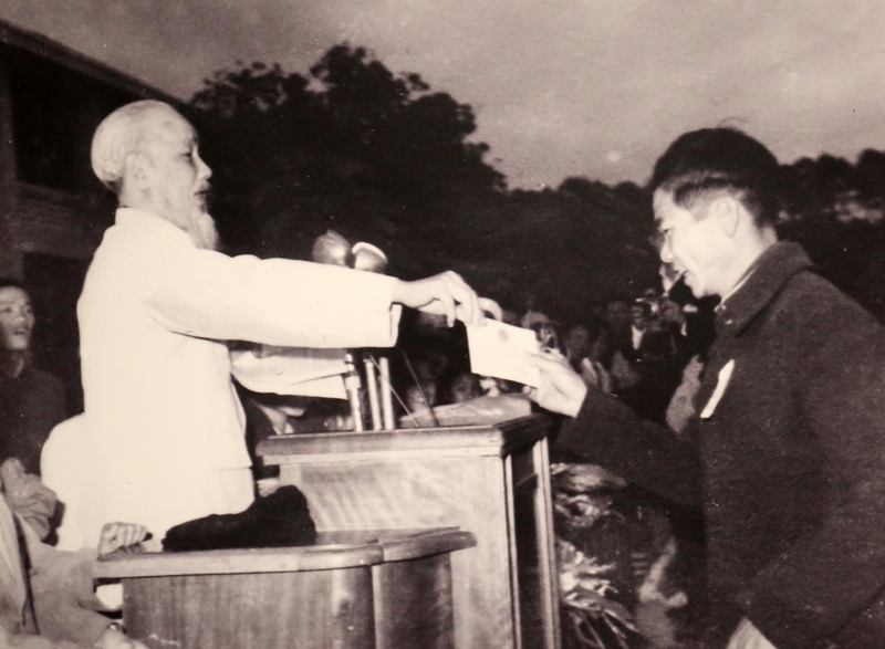 Chủ tịch Hồ Chí Minh khen ngợi và tặng Hợp tác xã nông nghiệp Đoan Tĩnh, Quảng Ninh một tấm thiếp chúc mừng năm mới vì thành tích trồng và chăm sóc được 11.000 cây sống, ngày 2-2-1965.
