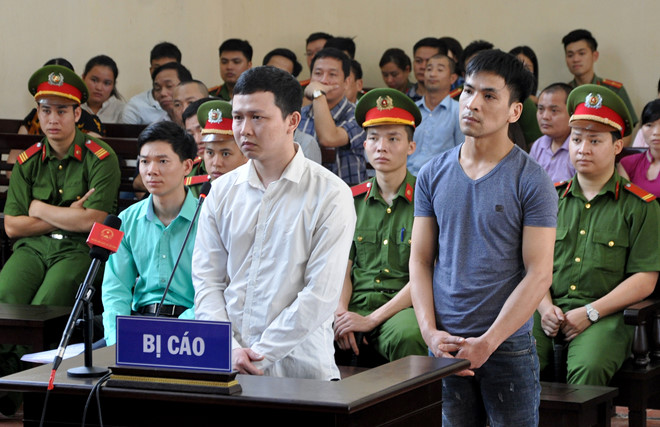 Bị cáo Trần Văn Sơn (áo trắng) đối chất với Bùi Mạnh Quốc tại tòa. Ảnh: Trần Quang.