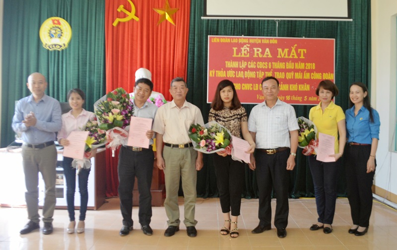 Lãnh đạo LĐLĐ tỉnh và huyện Vân Đồn trao quyết định và tặng hoa cho đại diện 4  CĐCS tại buổi lễ ra mắt.