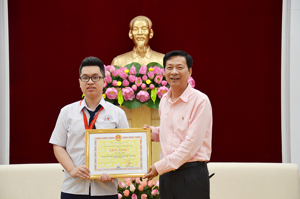 Đồng chí Nguyễn Văn Đọc, Bí thư Tỉnh ủy, Chủ tịch HĐND tỉnh tặng bằng khen cho học sinh Lê Kỳ Nam