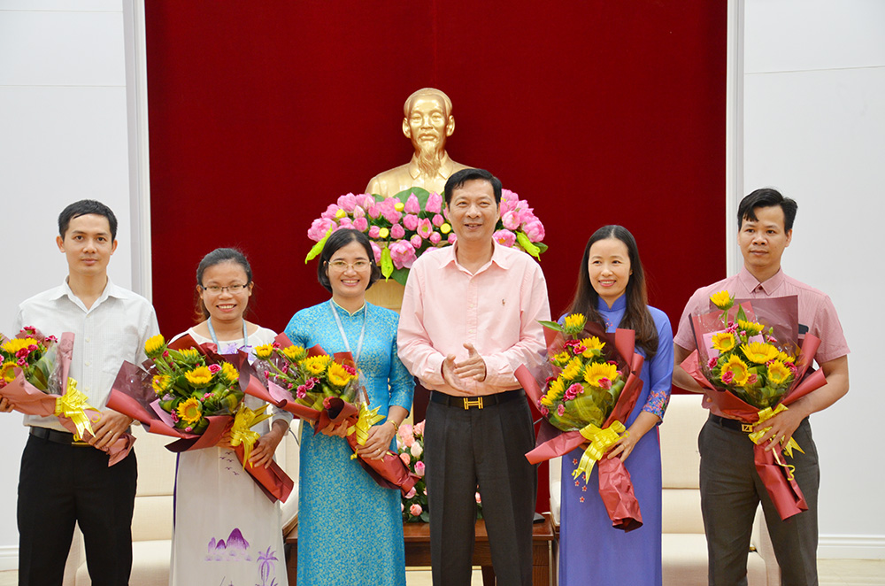 Đồng chí Nguyễn Văn Đọc, Bí thư Tỉnh ủy, Chủ tịch HĐND tỉnh khen thưởng cho các thầy cô trong Tổ Vật lý trực tiếp giảng dạy học sinh Lê Kỳ Nam