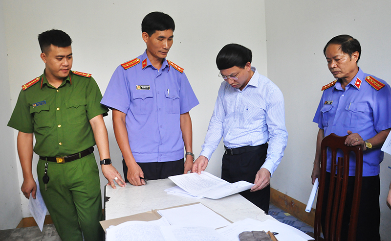 Đoàn công tác khảo sát tại phòng hỏi cung Trại tạm giam Công an tỉnh. 