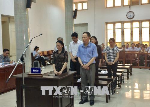 Bị cáo Phan Minh Nguyệt (phải) tại phiên tòa ngày 14/5.