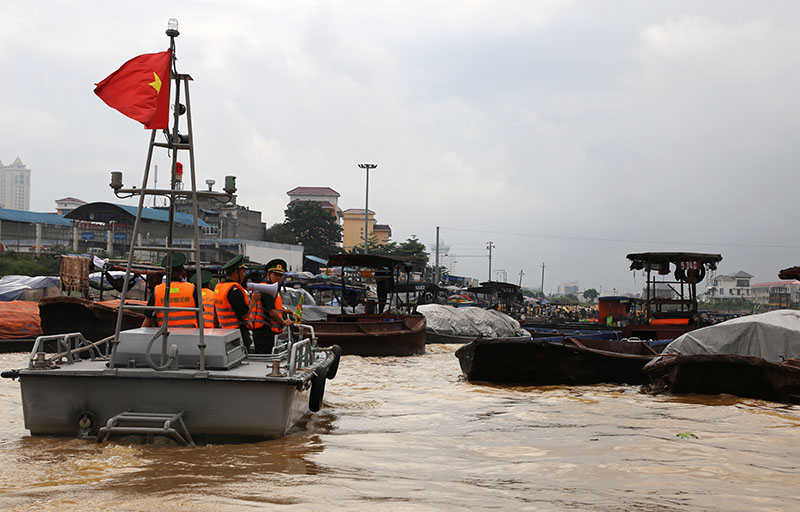 Mỗi khi có thông tin về mưa lũ, bão, ATNĐ, CBCS Đồn Biên phòng Bắc Sơn lại chủ đông tuyên truyền kêu gọi chủ đò, lái đò đưa vào neo đậu tại nơi an toàn. 