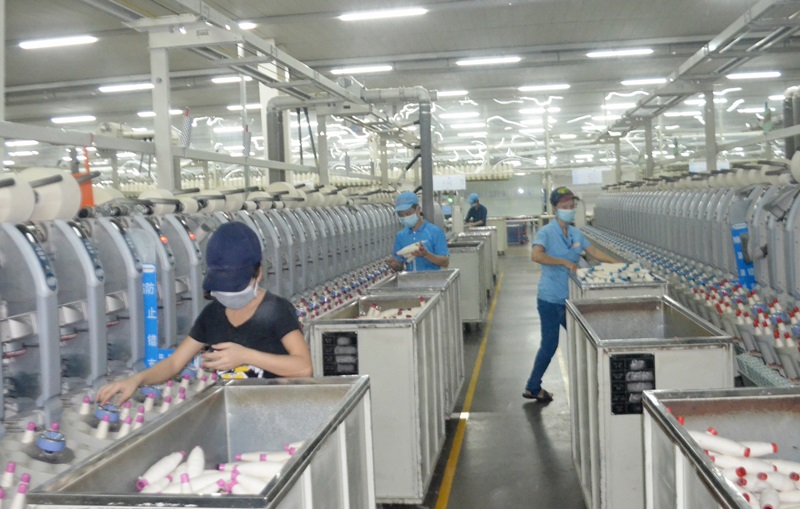 Công nhân tại bộ phận dây chuyền sợi Công ty TNHH KHKT Texhong Ngân Long (KCN Hải Yên, TP Móng Cái)