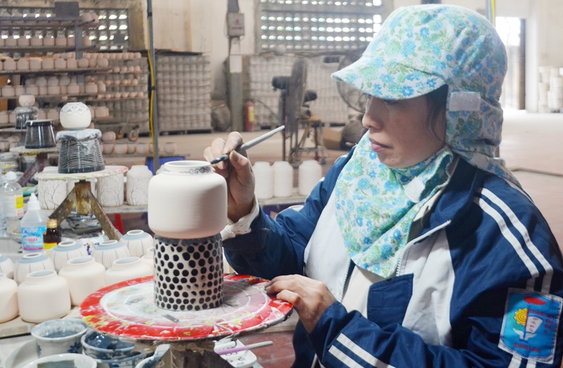 Nhiều sản phẩm gốm mỹ nghệ nổi tiếng của tỉnh Quảng Ninh trưng bày, giới thiệu tại Chương trình (Ảnh: Nghệ nhân đang vẽ họa tiết trên sản phẩm gốm của Công ty Gốm Quang Vinh, TX Đông Triều)