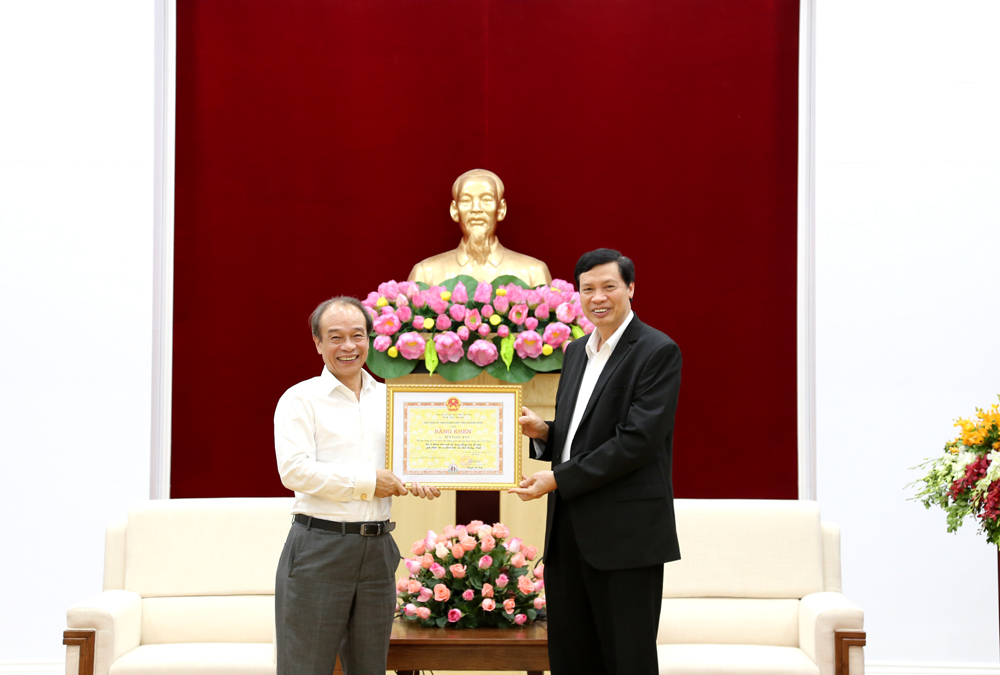 Đồng chí Nguyễn Đức Long, Phó Bí thư Tỉnh ủy, Chủ tịch UBND tỉnh, trao Bằng khen của UBND tỉnh cho ông 